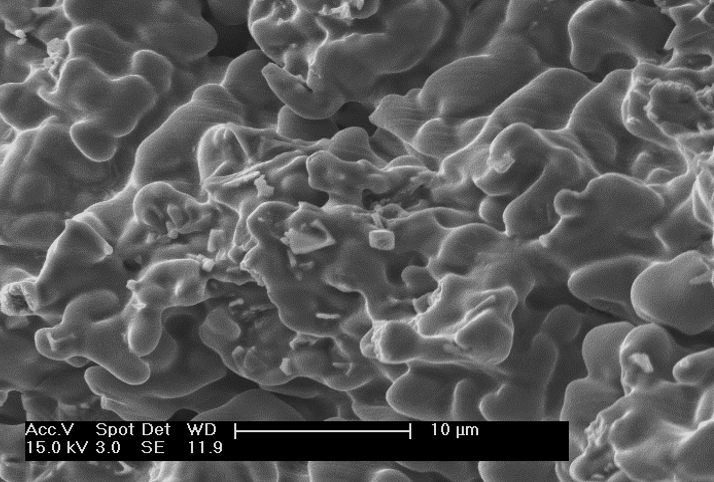 An SEM backscatter image showing a solidification crack in a Ni-base weld metal.